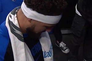 真愛??賽后球迷曾拿勇士11號找克萊簽名，克萊果斷拿過來簽了