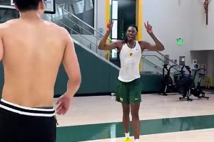 跑跳能力可以的！王俊杰輕松胯下?lián)Q手暴力扣籃??驚呆旁人~~