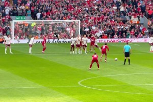 這簡直太帥了！從球迷看臺(tái)視角看索傅斯洛伊的任意球世界波！