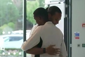 你小子終于來了！利物浦隊長范迪克與伊薩克擁抱