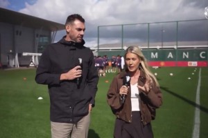 曼聯(lián)的歡迎儀式把拉門斯往死里打啊，遲到的姆貝莫也一起打??