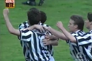 曼城球迷現(xiàn)場(chǎng)唱歌嘲諷：我們把曼聯(lián)耍的團(tuán)團(tuán)轉(zhuǎn)，你們就是一坨??