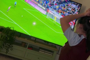 聯(lián)賽杯維拉被小蜜蜂淘汰！維拉女球迷氣的直接崩潰??