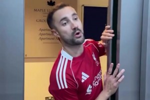 利物浦球迷惡搞：下場開始直接踢最后十分鐘吧，我趕時間！