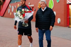 馬競(jìng)隊(duì)長(zhǎng)科克來(lái)到安菲爾德悼念前隊(duì)友若塔??