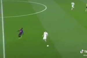 當(dāng)時登貝萊老婆裹得嚴(yán)嚴(yán)實實，還記得登貝萊結(jié)婚沒請隊友到場??